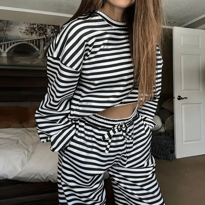Women’S Minimalist Striped Pajama Set Featuring Two Pockets